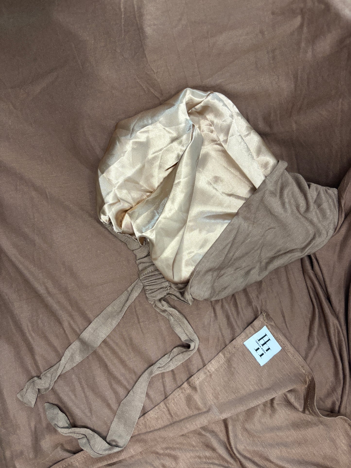 Hijab Express Perfection – Bonnet à Nouer Intérieur Satin + Voile Jersey Coton Modal avec Aimants – Qualité Supérieure XL – Mocha