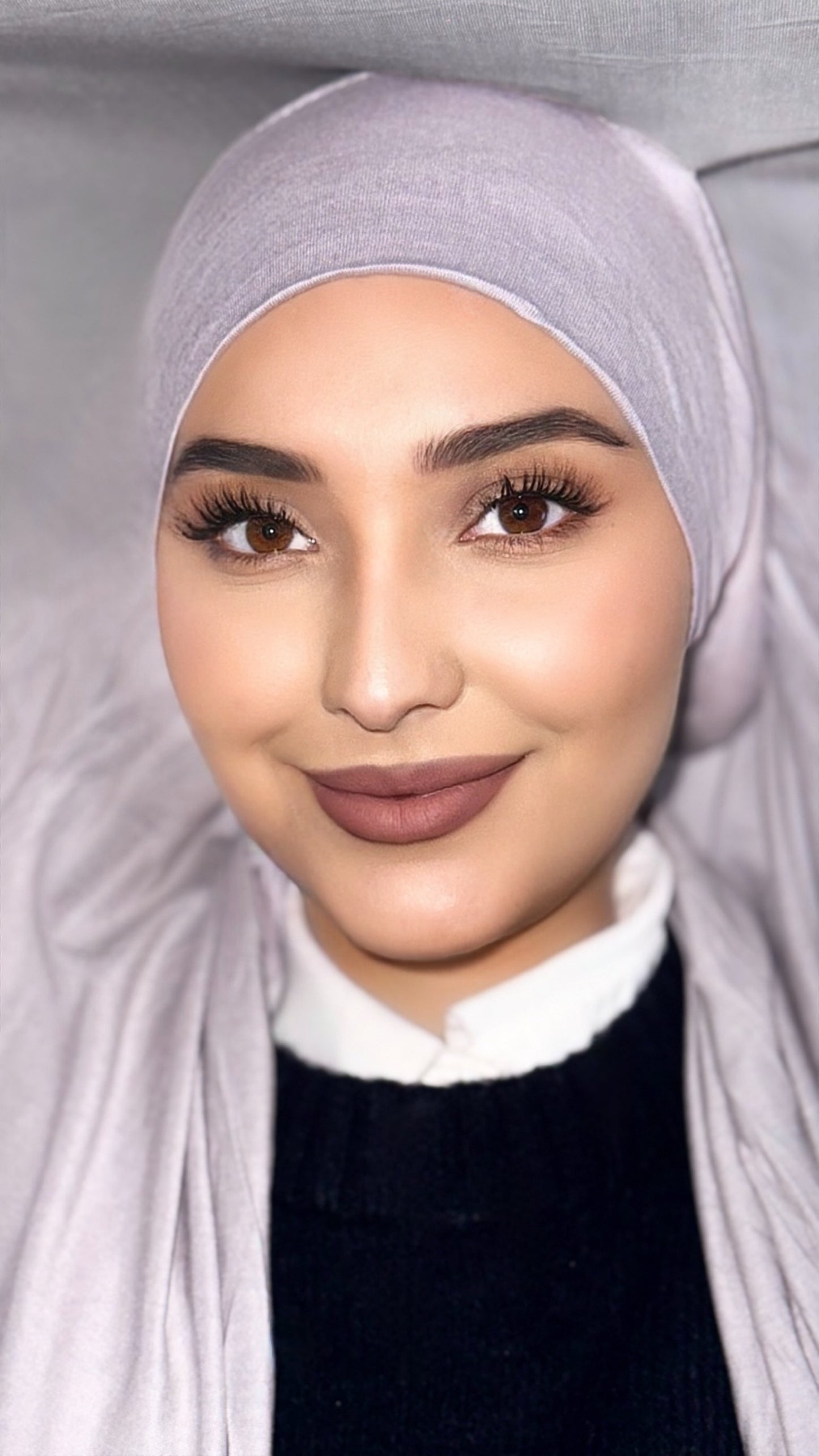 Hijab Express Perfection – Bonnet à Nouer Intérieur Satin + Voile Jersey Coton Modal avec Aimants – Qualité Supérieure XL – Gris Clair